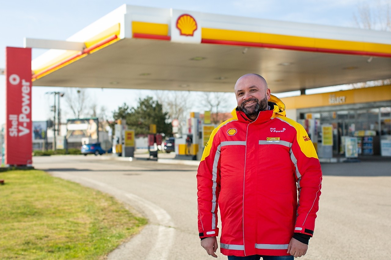 Pán Kálazi na pozadí stanice Shell