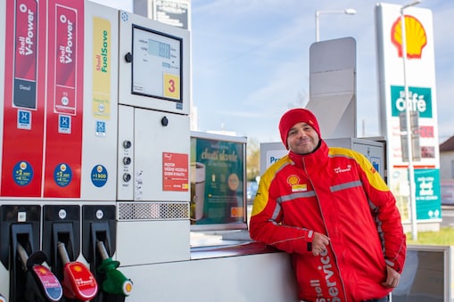 Pán Knapp pri tankovacom stojane Shell